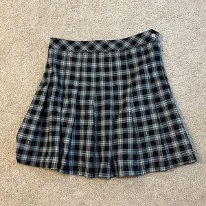 H&M Size 6 Barely Worn Black and White Pleated Skirt